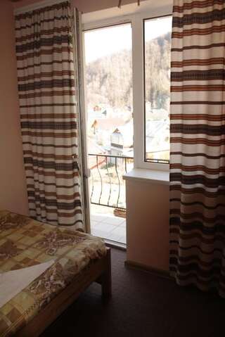 Мини-отель Hotel Yaremche Яремче Четырехместный номер с собственной ванной комнатой-1