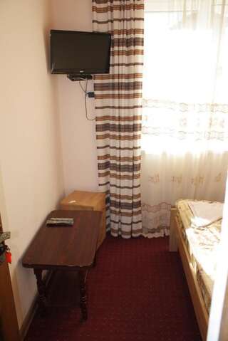 Мини-отель Hotel Yaremche Яремче Четырехместный номер с ванной комнатой-6