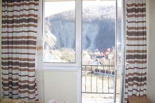 Мини-отель Hotel Yaremche Яремче Четырехместный номер с собственной ванной комнатой-10